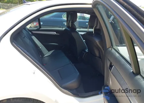 2013 Mercedes-Benz C 300 Luxury 4Matic/Sport 4Matic z USA, uszkodzony, nr VIN WDDGF8AB5DA884406